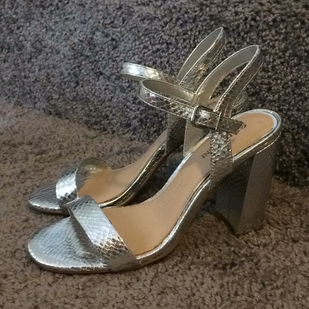 Silver Snakeskin Gianni Bini Block Heel Size 6.5